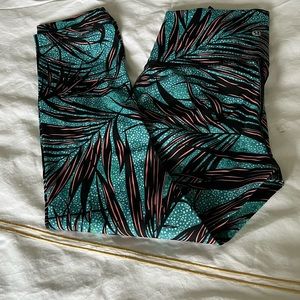 Size 2 lulu crops like new.